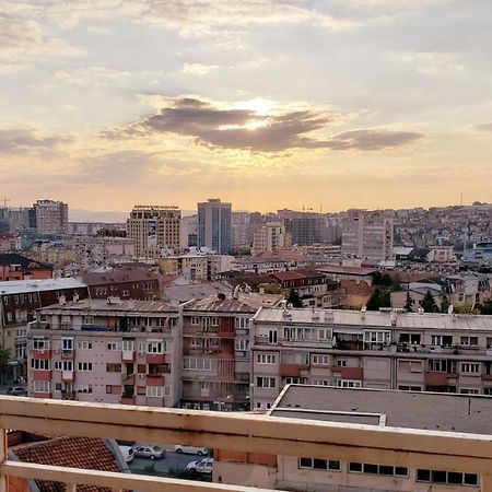 פרישטינה Spacious Downtown Apartment With A City View מראה חיצוני תמונה