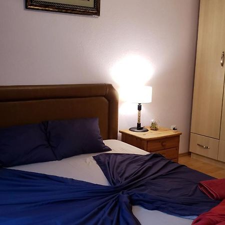 פרישטינה Spacious Downtown Apartment With A City View מראה חיצוני תמונה