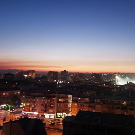 פרישטינה Spacious Downtown Apartment With A City View מראה חיצוני תמונה