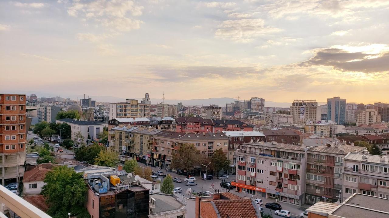 פרישטינה Spacious Downtown Apartment With A City View מראה חיצוני תמונה