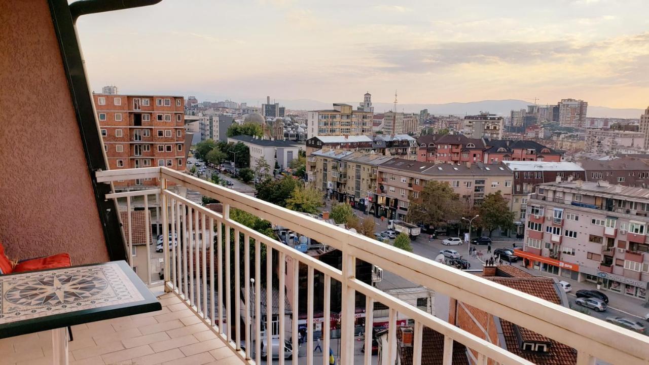 פרישטינה Spacious Downtown Apartment With A City View מראה חיצוני תמונה