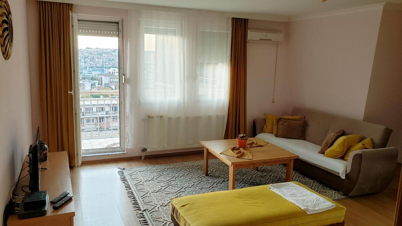 פרישטינה Spacious Downtown Apartment With A City View מראה חיצוני תמונה