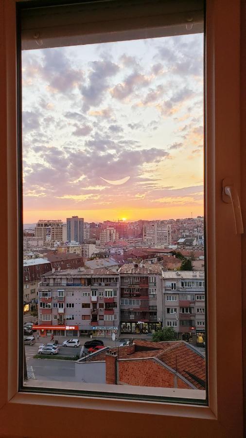 פרישטינה Spacious Downtown Apartment With A City View מראה חיצוני תמונה