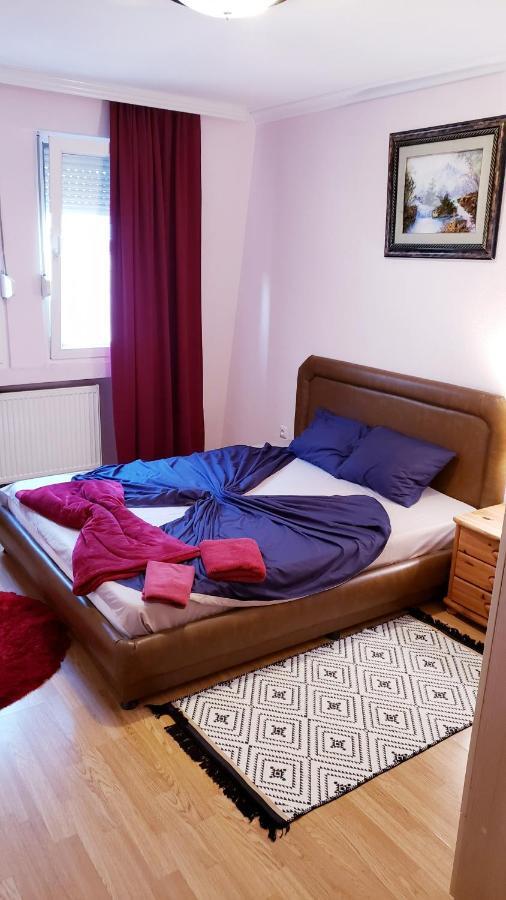 פרישטינה Spacious Downtown Apartment With A City View מראה חיצוני תמונה