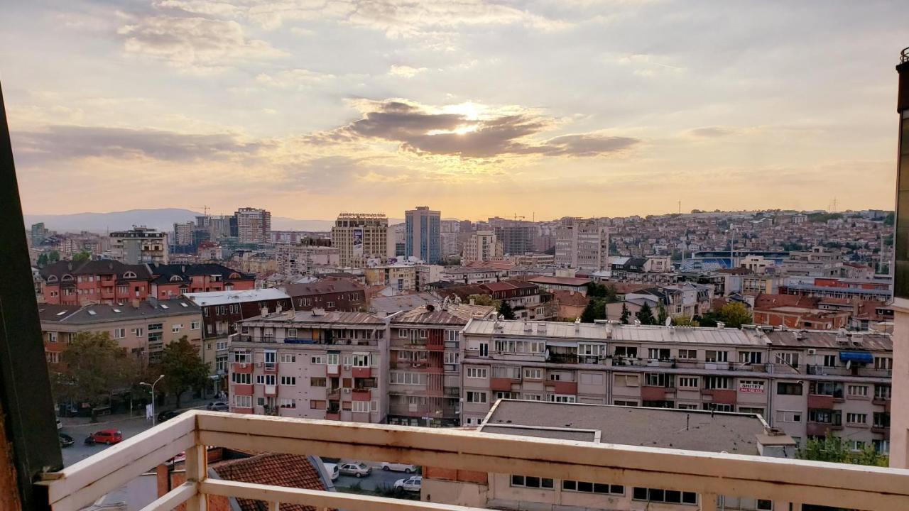 פרישטינה Spacious Downtown Apartment With A City View מראה חיצוני תמונה
