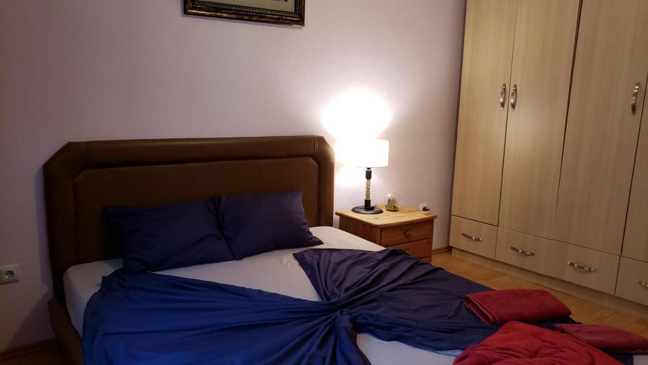 פרישטינה Spacious Downtown Apartment With A City View מראה חיצוני תמונה