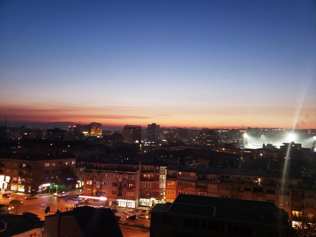 פרישטינה Spacious Downtown Apartment With A City View מראה חיצוני תמונה